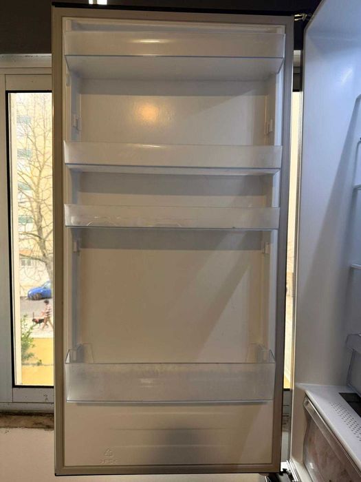 Frigorífico Hisense RB440N4ACD NoFrost Inox - Como Novo (1 ano de uso)