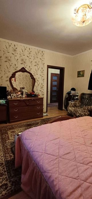 Продається просторий двоповерховий будинок,село Левків.