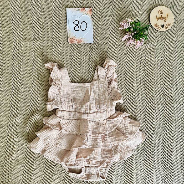 Wyprzedaż beżowa sukienka muślinowa 80