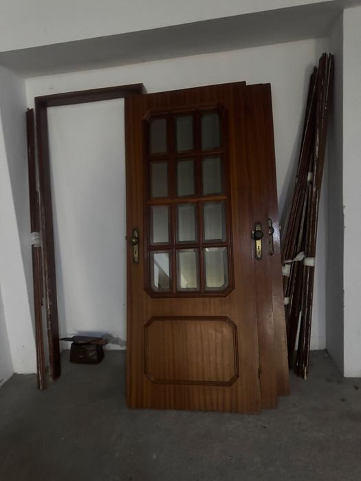 Portas de interior com aros e ferragens