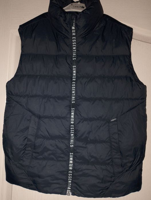 Темно- синя жилетка на тонком  синтепоне  46 розмір