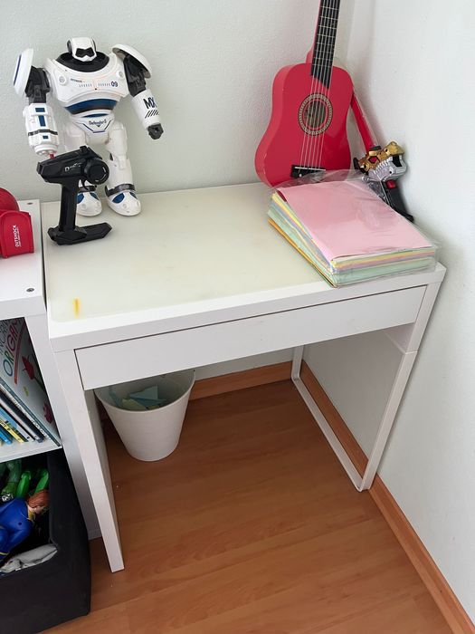 Quarto criança- cama, colchão, cómoda, roupeiro e secretária