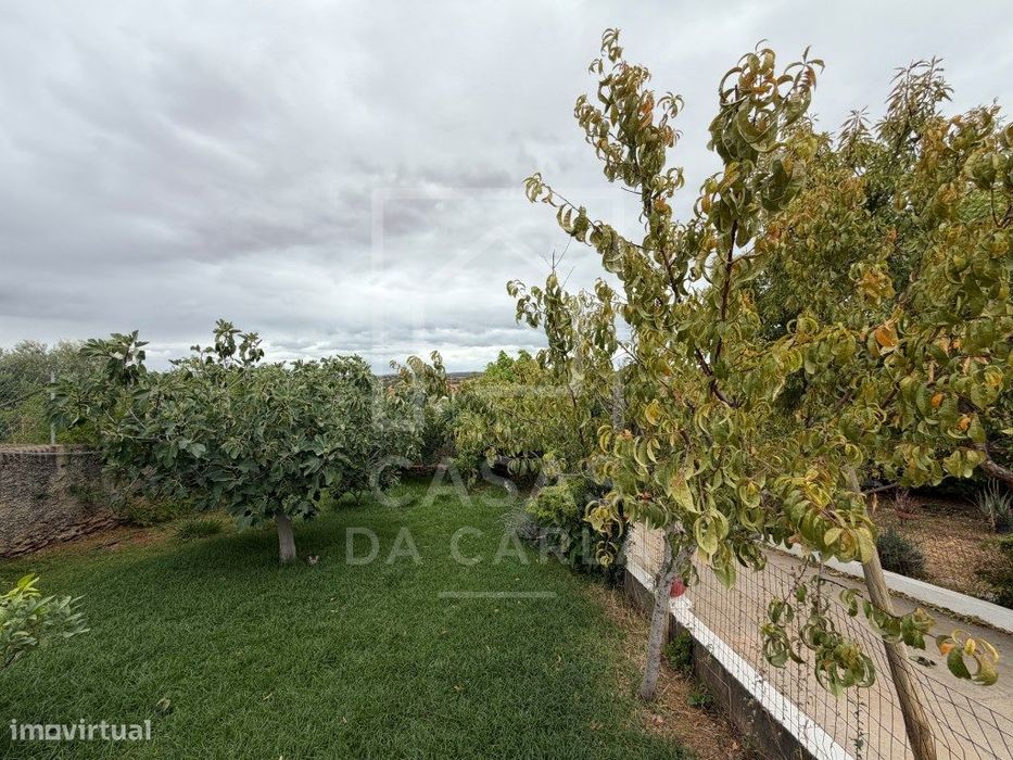 Propriedade T3 com Anexo T1+1 completamente renovada e jardim com 1...