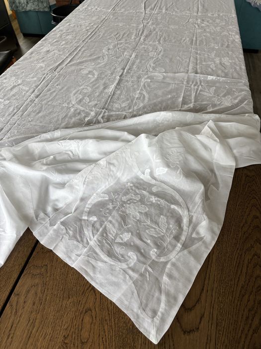 Toalha de mesa grande em voile de algodão com bordado manual