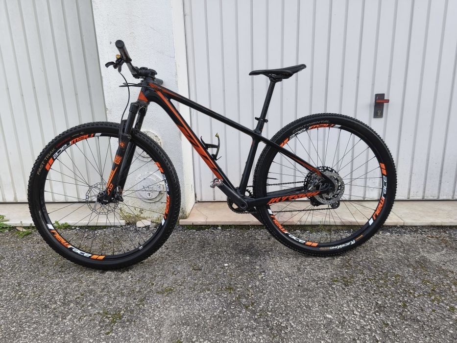 Bicicleta BTT carbono