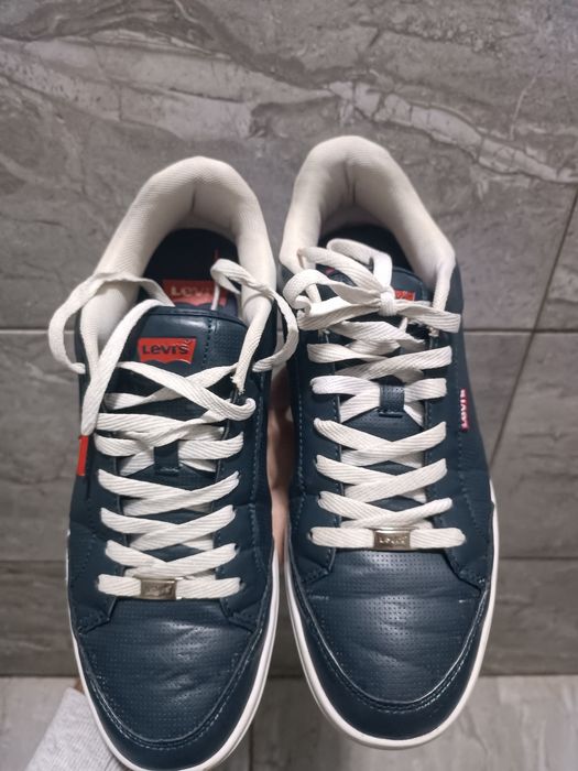 Продам кросівки Levis
