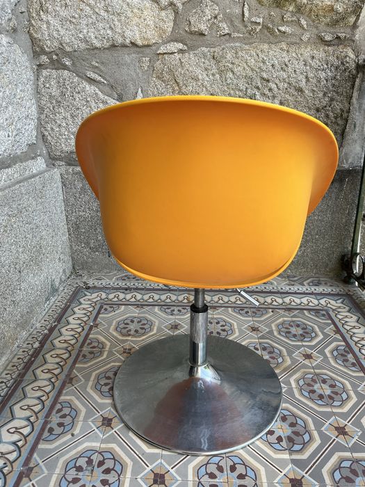 Cadeira rotativa elevatoria laranja