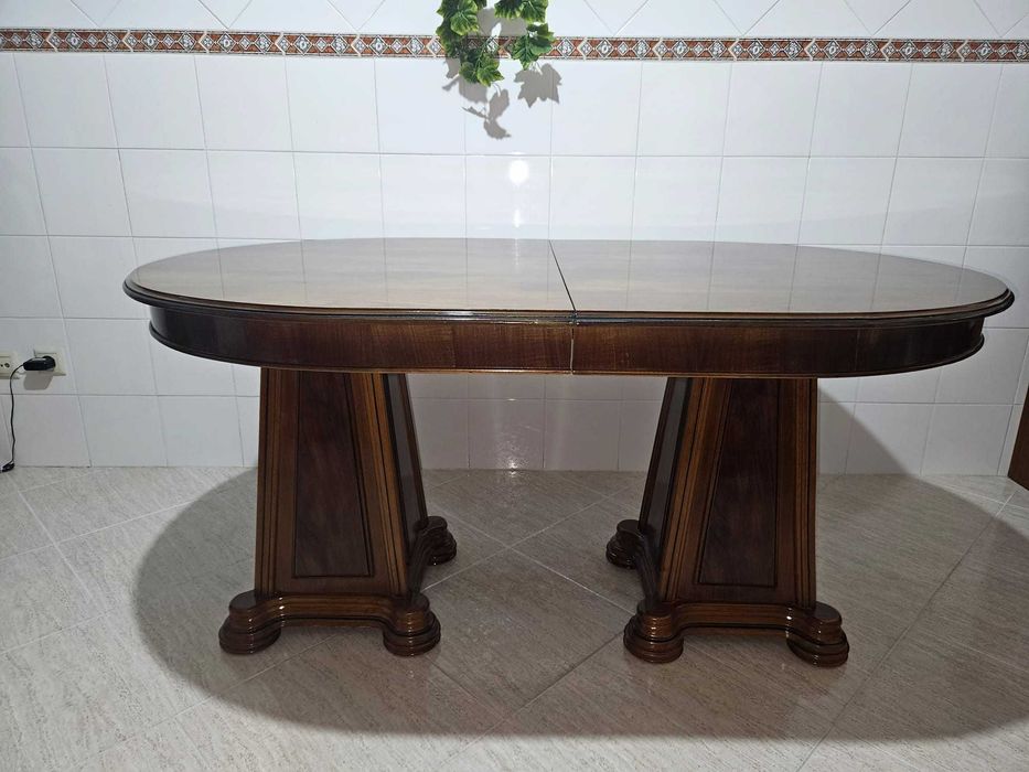 Mesa de jantar desdobrável + 8 cadeiras