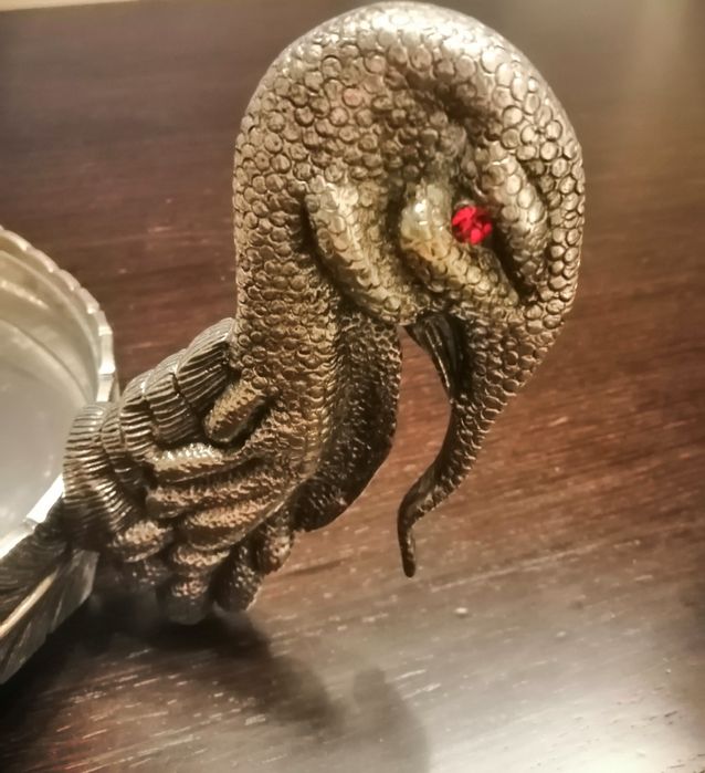 Suporte de travessas de estanho e casquinha de prata em forma de perú