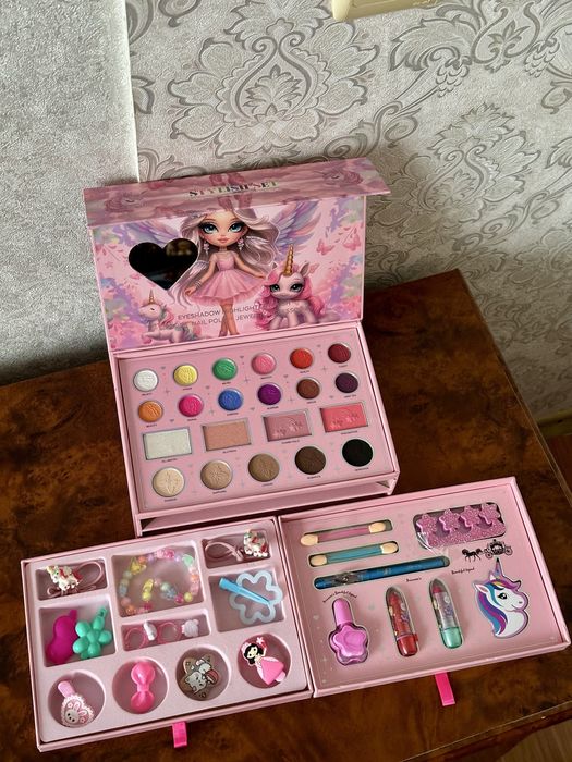 Набір дитячої косметики для макіяжу та манікюру, прикраси.