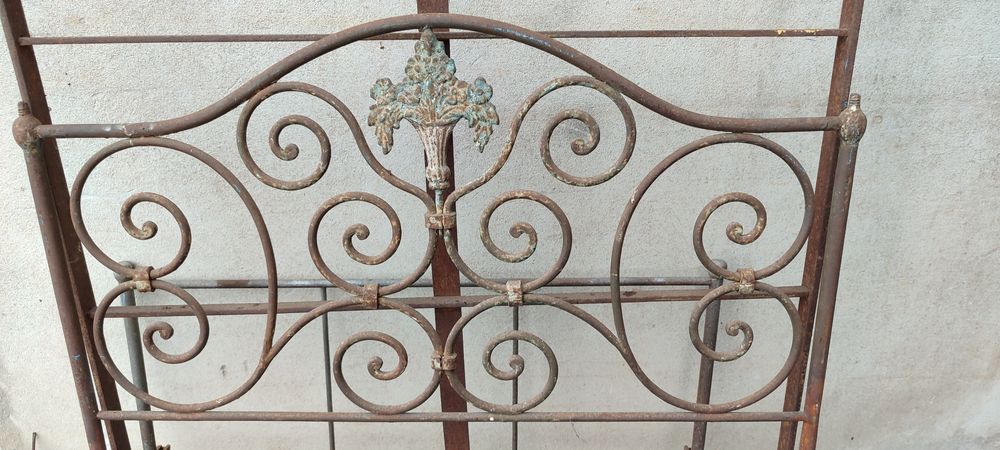 Cama de ferro antiga