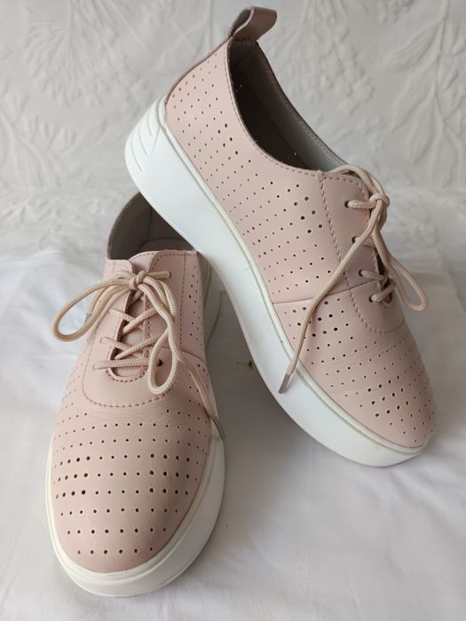 Trampki ażurowe ze skory na wyższej koturnie