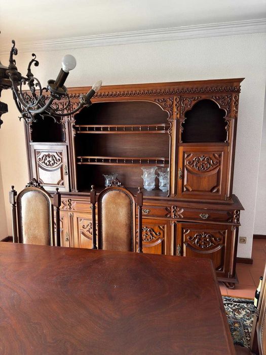 Conjunto de Mobiliário de Sala de Jantar em Madeira - Estilo Clássico