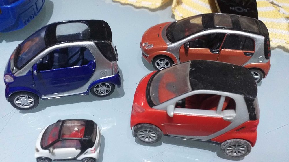 Lote de 54 carrinhos e 1 comboio em ferro