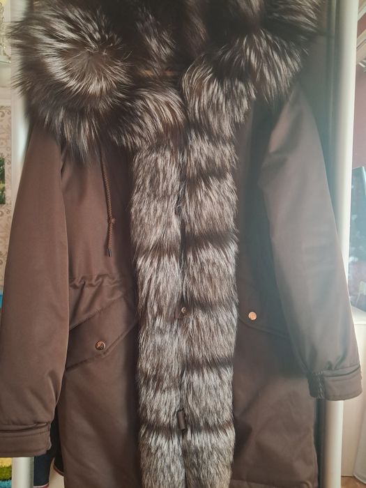 Продам парку с натуральним мехом чернобурки