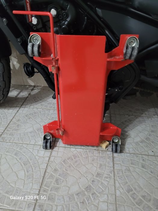 2 patins para transporte de moto na garagem.