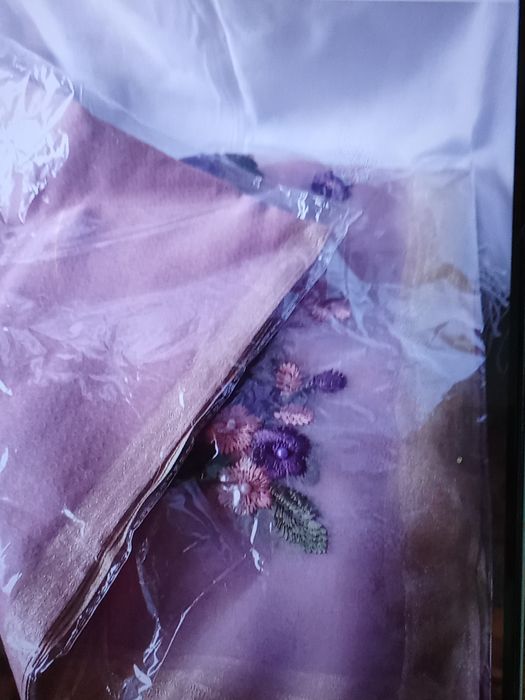 Легкий рожевий жіночий шарф з вишитими букетами квітів і кольоровими перлинами.