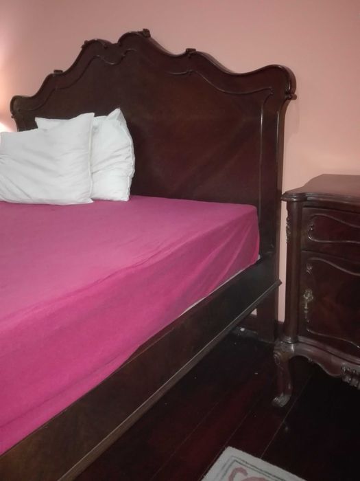 Cama de casal em madeira maciça