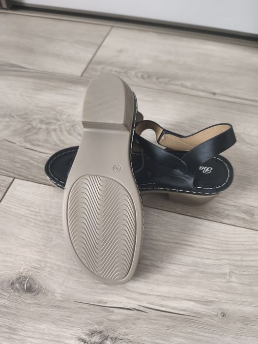 Nowe sandały damskie rozmiar 40