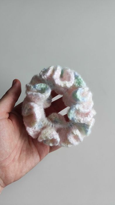 Szydełkowana pastelowa scrunchie | gumka do włosów