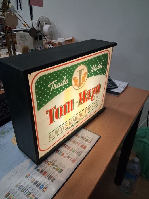 Par de caixas de publicidade Tom Mazo com luz.