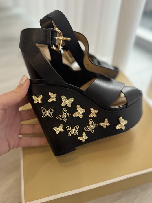 Босоніжки Michael Kors моделі Lacey Butterfly.