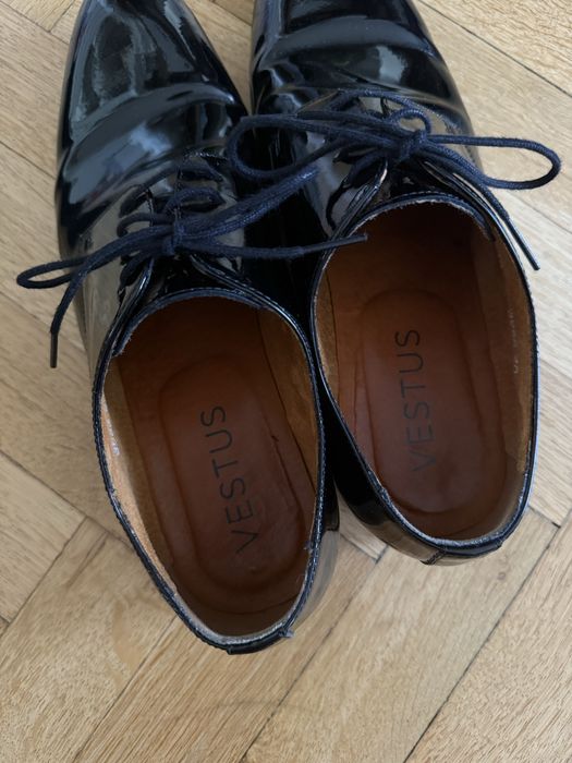 Eleganckie ślubne czarne buty lakierowe Vestus rozmiar 40