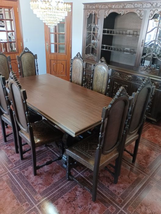 Mobília de Sala de Jantar Clássica – Mesa, Aparador com Cristaleira e 8 Cadeiras