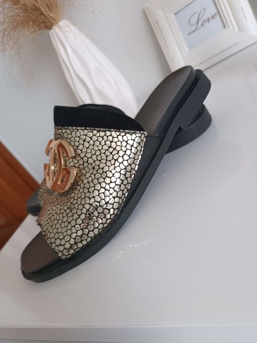 Шкіряні шльопанці в стилі Шанель