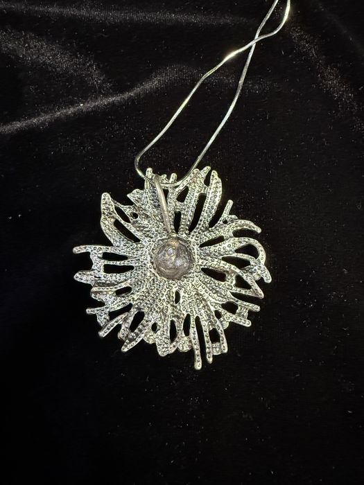 Вінтажне кольє з підвіскою у формі квітки