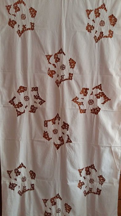 Obrus prostokątny płótno z wycinanym wzorem. 196x85cm