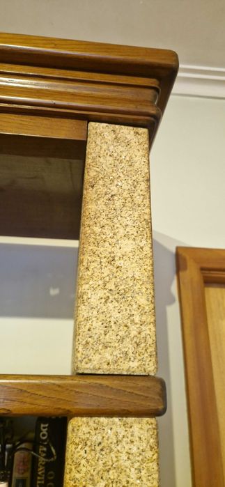 Móvel de Sala rústico em castanho maciço e granito