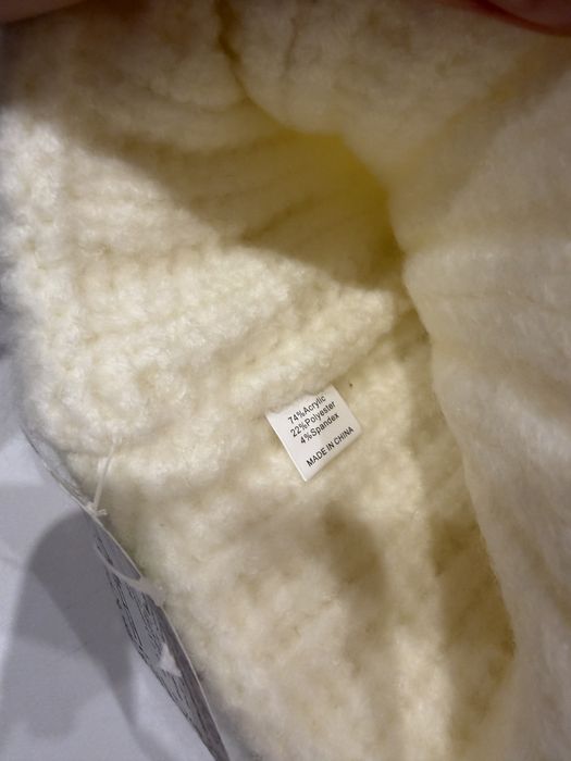 Тепла жіноча шапка