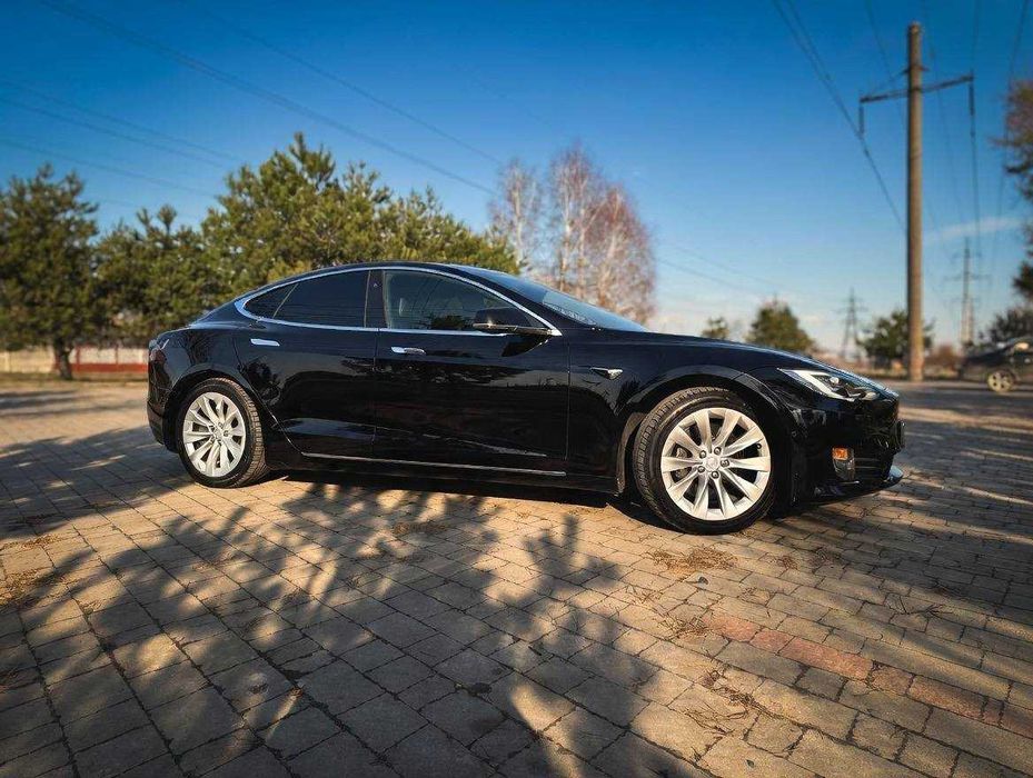 Тесла модель С 2018р повнопривідна.