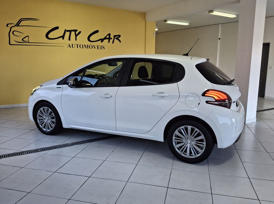 Peugeot 208 Signature