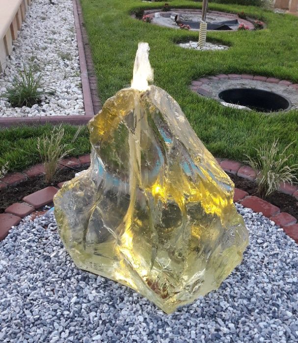 Fontanna ogrodowa. Fontanny ogrodowe, tarasowe, bryły szklane, LED