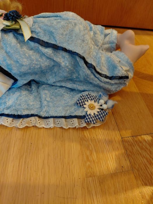 Bonecas de porcelana com almofada