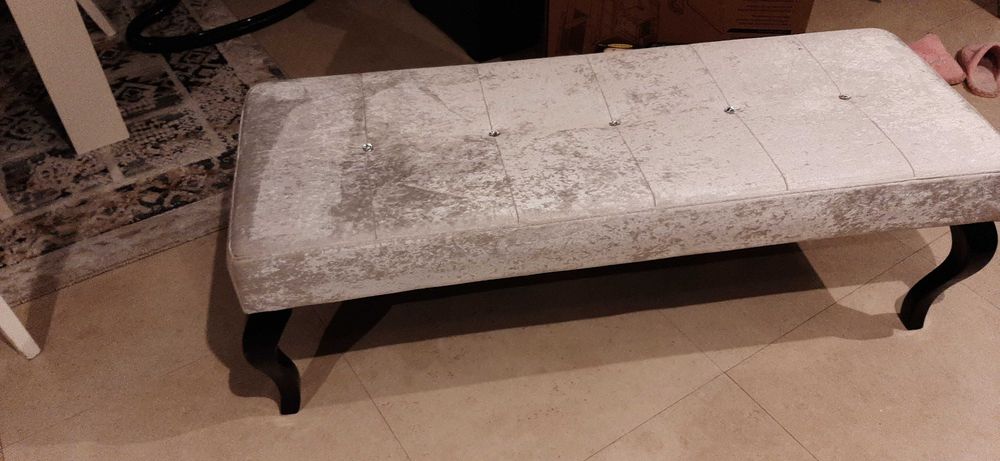 Banqueta linda como nova,cinza claro tecido acetinado, pés pretos, com 1,27cm