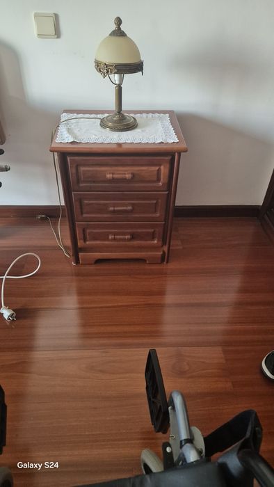 Cama, cómoda, mesa cabeceira
