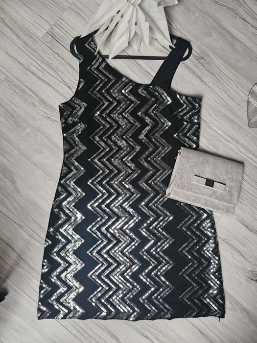 Efektowna czarna sukienka ze srebrnym cekinowym wzorem na wyjątkowe ok