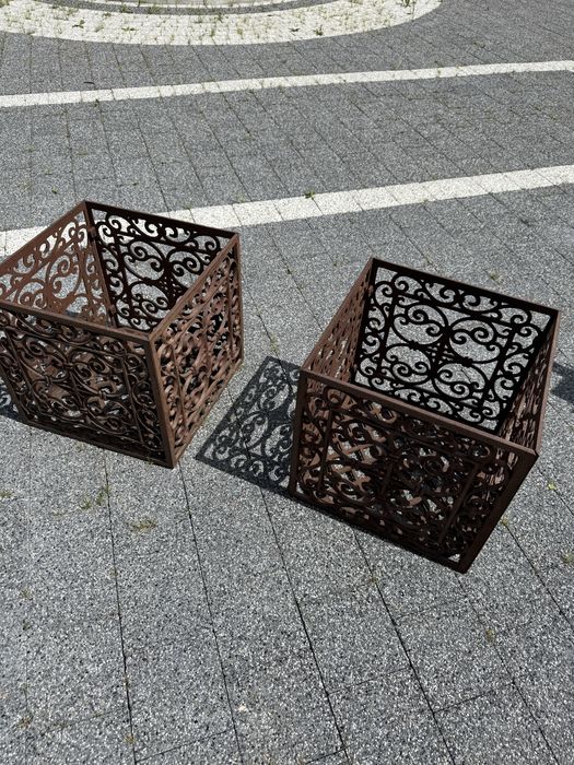 Żeliwna ażurowa skrzynka oslonka 35/35 cm