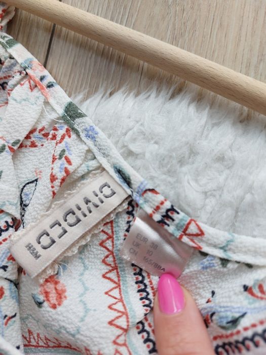 Sukienka z odkrytymi ramionami