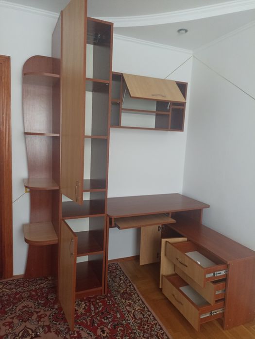 Продається комп'ютерний стіл .