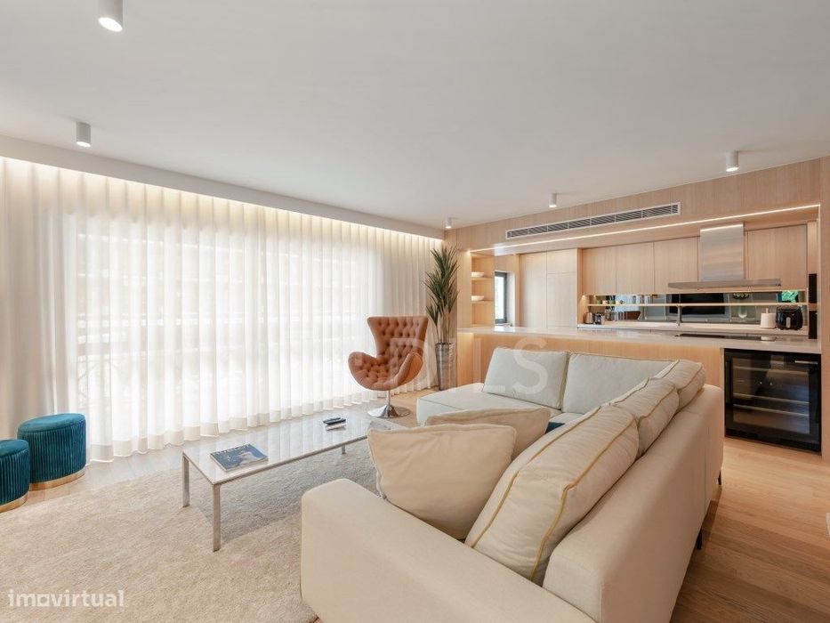 Apartamento T3, com área 150 m2,com 2 boxes, no Monte Estoril