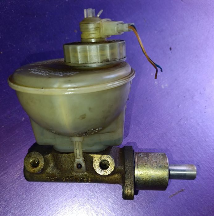 Bomba de travão completa com reservatório para Volkswagen Golf MK3.