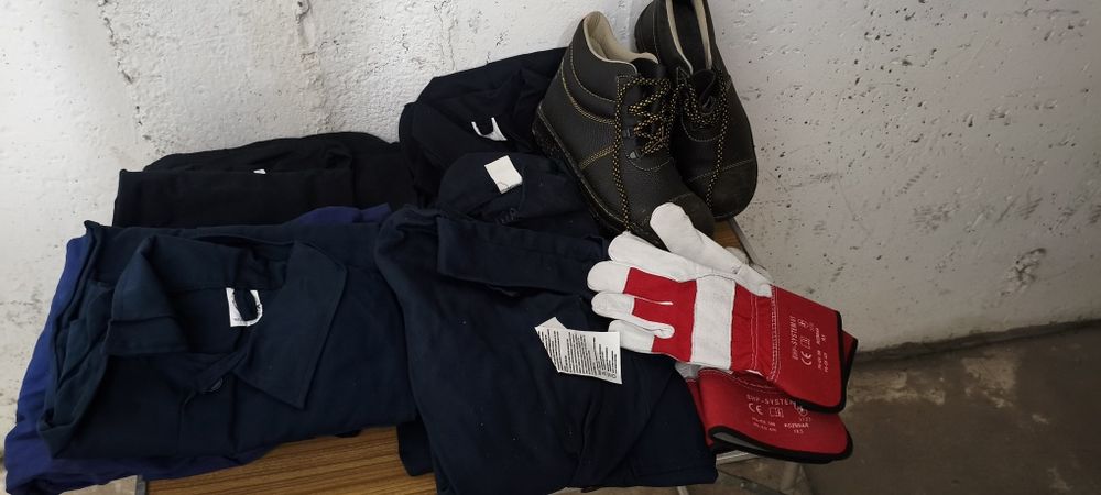 Sprzedam bluzy i buty  robocze