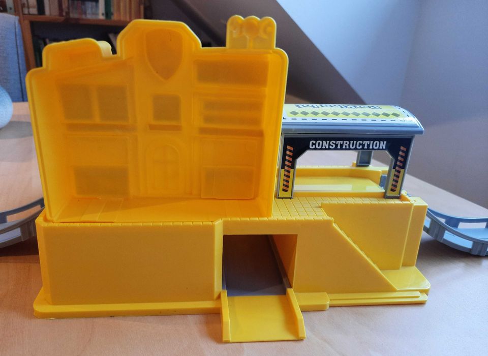 Garaż - parking dla małych autek, stan dobry