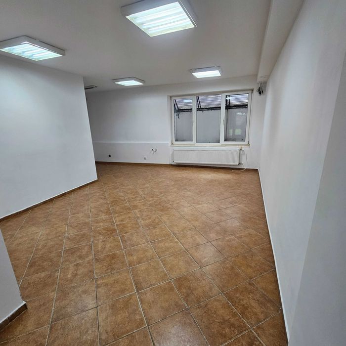 Posiadam do wynajęcia lokal użytkowy w centrum Bytowa , na Parterze  w ciągu handlowym