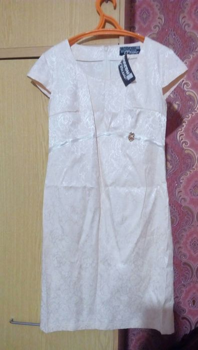 Светло-кремовое платье.