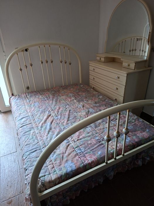 Uma Cama em Ferro muito Boa,  Com uma Bonita Cómoda.